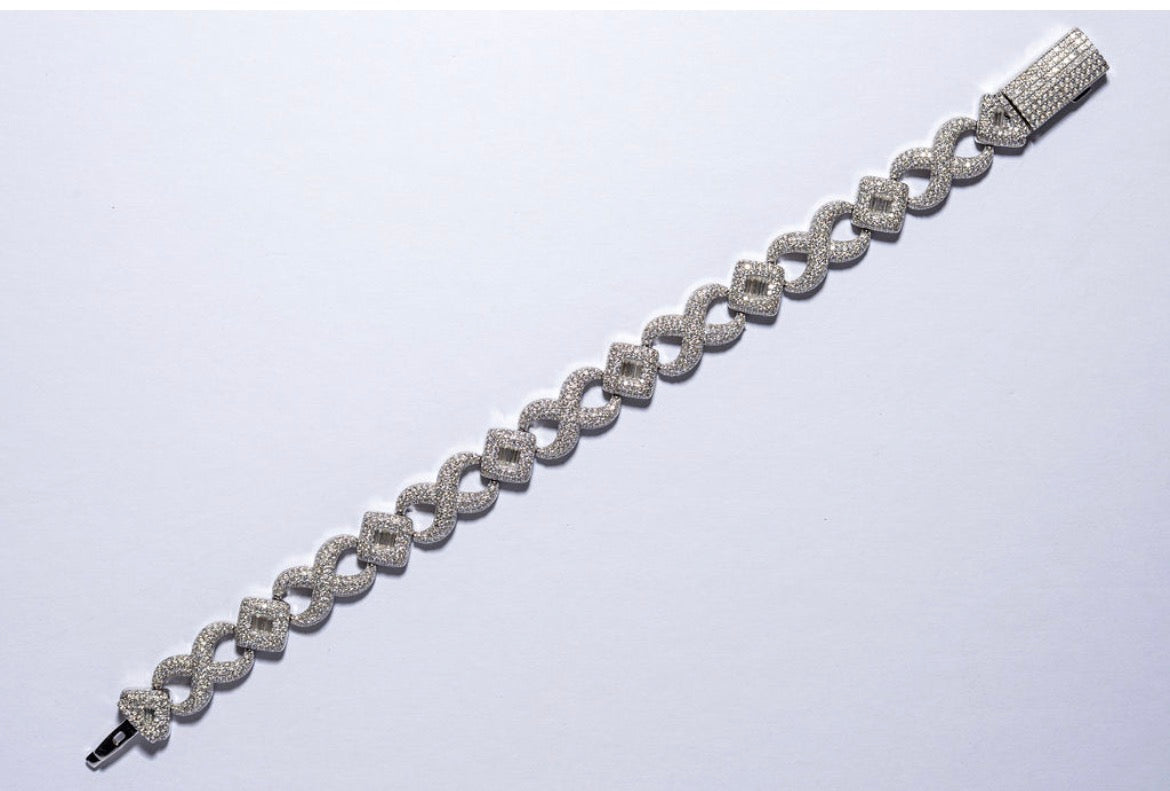 Fancy cut infinity link VVS1 moissanite bracelet, detail